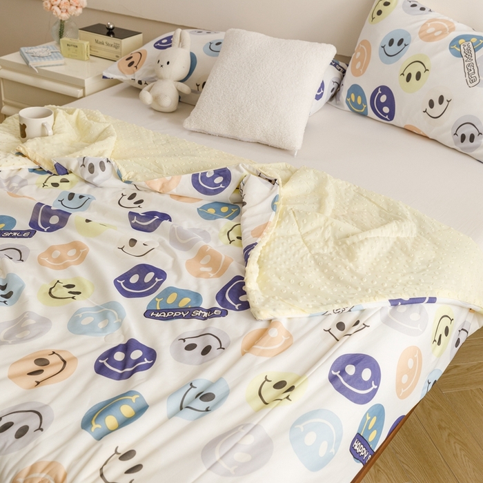 91家纺网 家纺一手货源 找家纺 绒梦里 2024新款小凉皮凉感冰豆豆ins夏被直播爆款夏凉被空调被 快乐笑脸