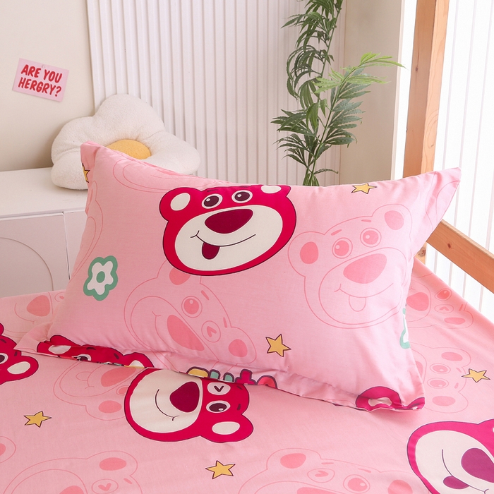 91家纺网 家纺一手货源 找家纺 凯森 133x72学生全棉三件套床单款上下铺宿舍六件套纯棉被套 草莓熊