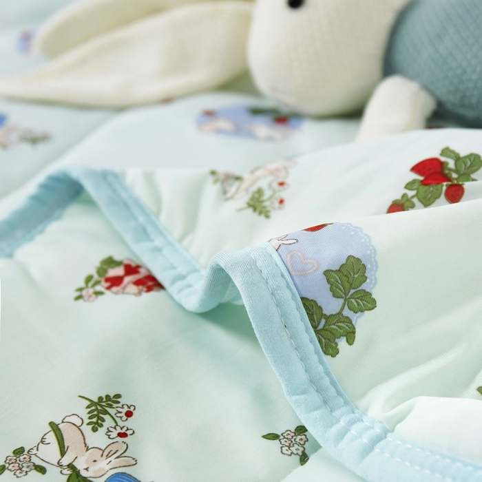 91家纺网 家纺一手货源 找家纺 丝涟家居 2025新款A类卡通小清新双面印花凉感丝夏被 草莓兔