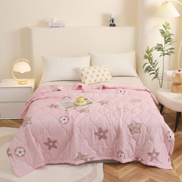 91家纺网 家纺一手货源 找家纺 被多多 2024新款清新印花亲肤绒夏被 星空-粉