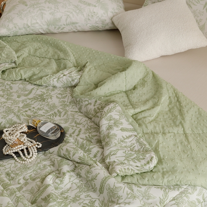 91家纺网 家纺一手货源 找家纺 绒梦里 2024新款小凉皮凉感冰豆豆ins夏被直播爆款夏凉被空调被 绿茵