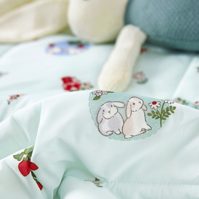 91家纺网 家纺一手货源 找家纺 丝涟家居 2025新款A类卡通小清新双面印花凉感丝夏被 草莓兔