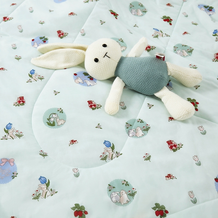 91家纺网 家纺一手货源 找家纺 丝涟家居 2025新款A类卡通小清新双面印花凉感丝夏被 草莓兔