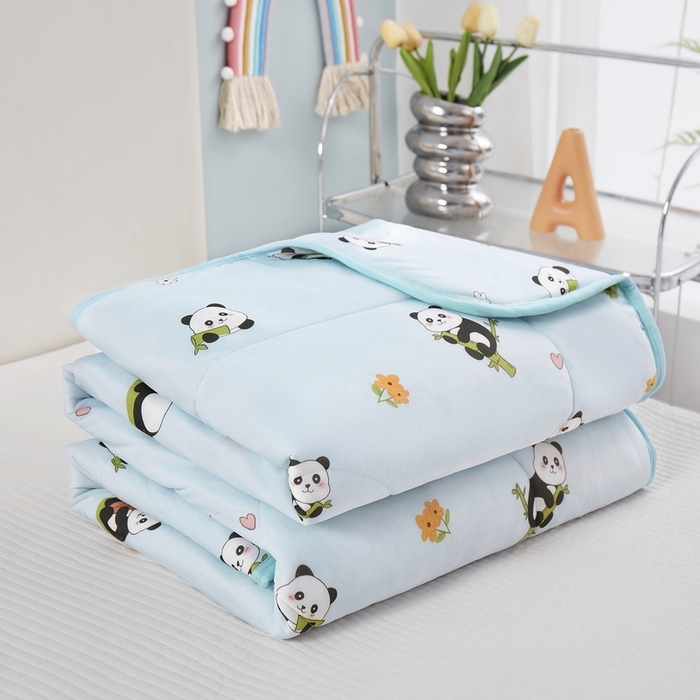 91家纺网 家纺一手货源 找家纺 丝涟家居 2025新款A类卡通小清新双面印花凉感丝夏被 熊猫团团