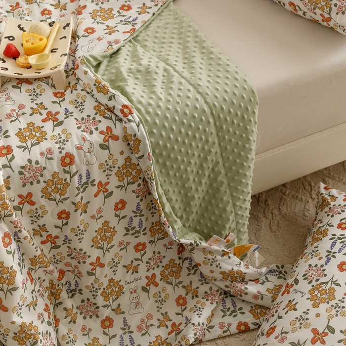 91家纺网 家纺一手货源 找家纺 绒梦里 2024新款小凉皮凉感冰豆豆ins夏被直播爆款夏凉被空调被 花间小兔