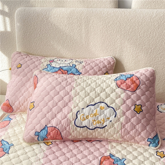 91家纺网 家纺一手货源 找家纺 九亭家纺 2024新款A类全棉抗菌夹棉床笠 全棉-草莓萌兔