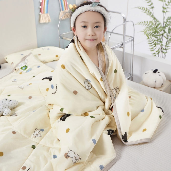 91家纺网 家纺一手货源 找家纺 丝涟家居 2025新款A类卡通小清新双面印花凉感丝夏被 波点猫