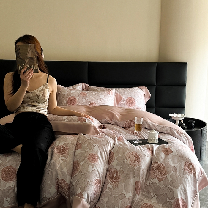 91家纺网 家纺一手货源 找家纺 娇逸家居 2025新款60支兰精天丝数码印花宽边四件套 瑰丽