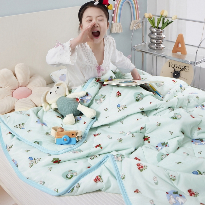 91家纺网 家纺一手货源 找家纺 丝涟家居 2025新款A类卡通小清新双面印花凉感丝夏被 草莓兔