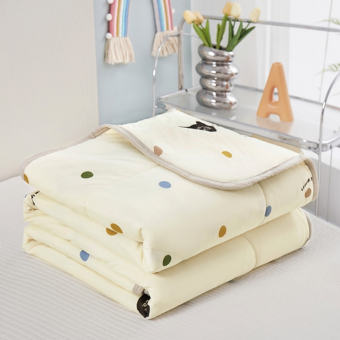 91家纺网 家纺一手货源 找家纺 丝涟家居 2025新款A类卡通小清新双面印花凉感丝夏被 波点猫