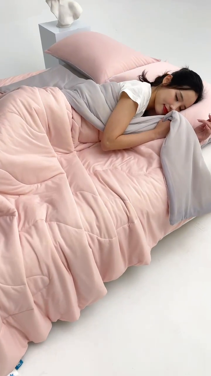 91家纺网 家纺一手货源 找家纺 米米儿家纺 2024新款A类瓜瓜凉感夏被空调被夏凉被西瓜被 樱花粉灰