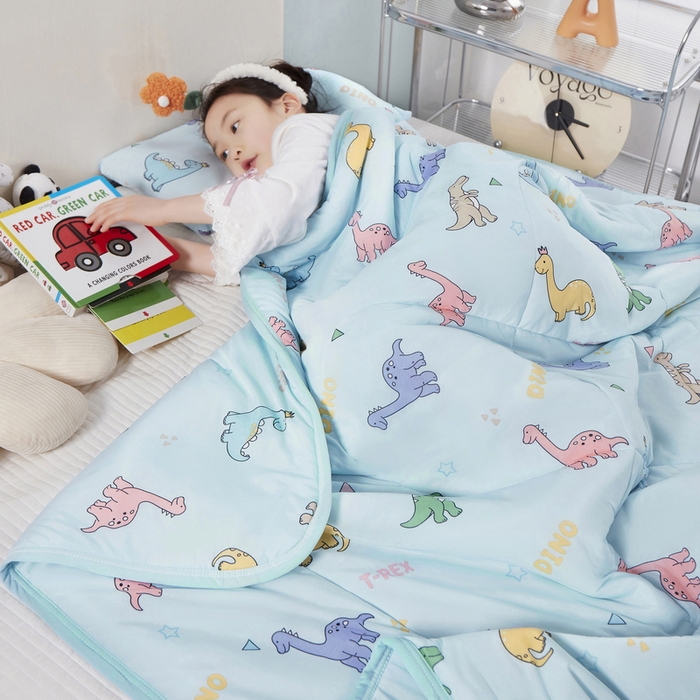 91家纺网 家纺一手货源 找家纺 丝涟家居 2025新款A类卡通小清新双面印花凉感丝夏被 恐龙时代