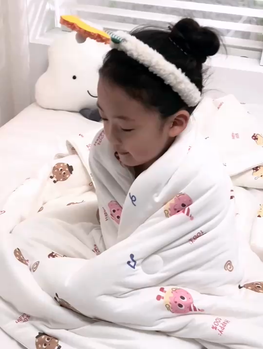 91家纺网 家纺一手货源 找家纺 丝涟家居 2025新款A类双面针织棉卡通小清新滚绳工艺夏被 欢乐曲奇