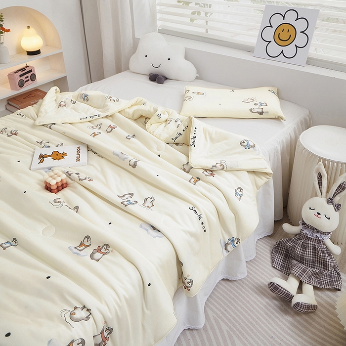 91家纺网 家纺一手货源 找家纺 丝涟家居 2025新款A类双面针织棉卡通小清新滚绳工艺夏被 小企鹅