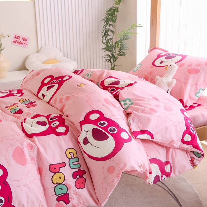 91家纺网 家纺一手货源 找家纺 凯森2024新款133x72全棉三件套纯棉学生床笠宿舍被套上下铺寝室六件套 草莓熊