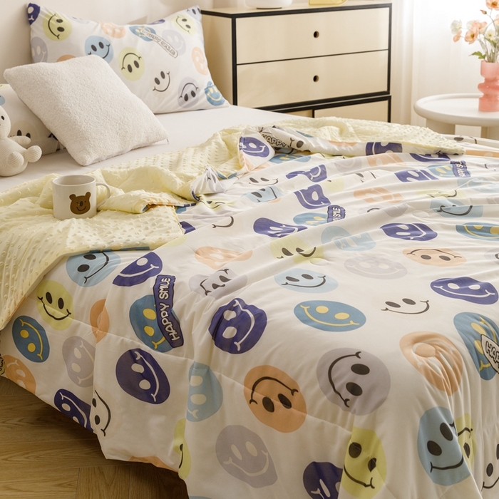 91家纺网 家纺一手货源 找家纺 绒梦里 2024新款小凉皮凉感冰豆豆ins夏被直播爆款夏凉被空调被 快乐笑脸