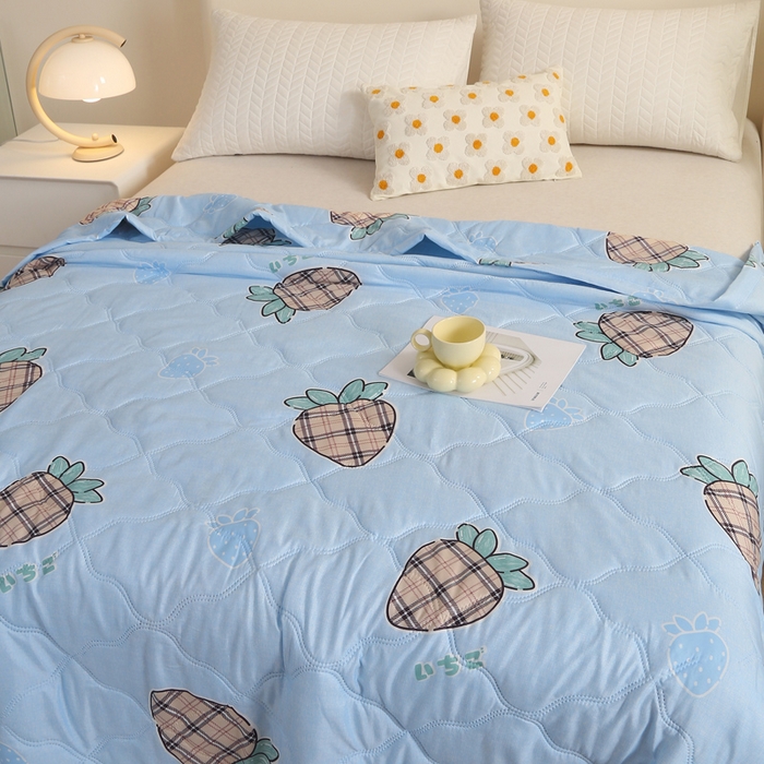91家纺网 家纺一手货源 找家纺 被多多 2024新款清新印花亲肤绒夏被 莓烦恼-蓝