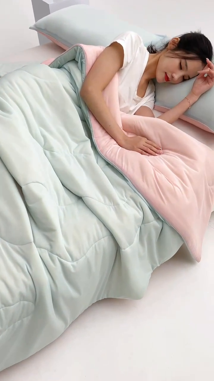 91家纺网 家纺一手货源 找家纺 米米儿家纺 2024新款A类瓜瓜凉感夏被空调被夏凉被西瓜被 冰川蓝粉