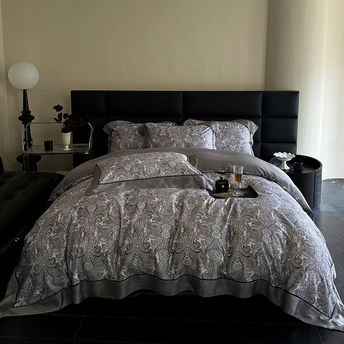 91家纺网 家纺一手货源 找家纺 娇逸家居 2025新款60支兰精天丝数码印花宽边四件套 卡洛琳-灰