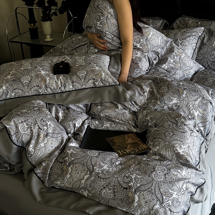 91家纺网 家纺一手货源 找家纺 娇逸家居 2025新款60支兰精天丝数码印花宽边四件套 卡洛琳-灰