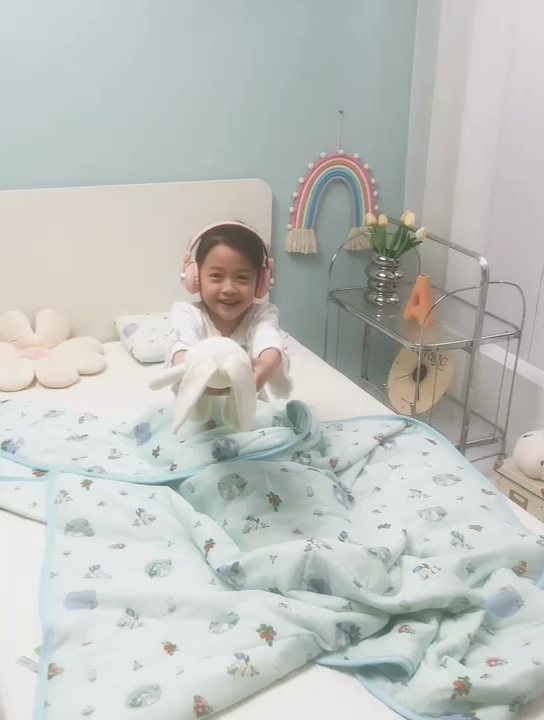 91家纺网 家纺一手货源 找家纺 丝涟家居 2025新款A类卡通小清新双面印花凉感丝夏被 草莓兔