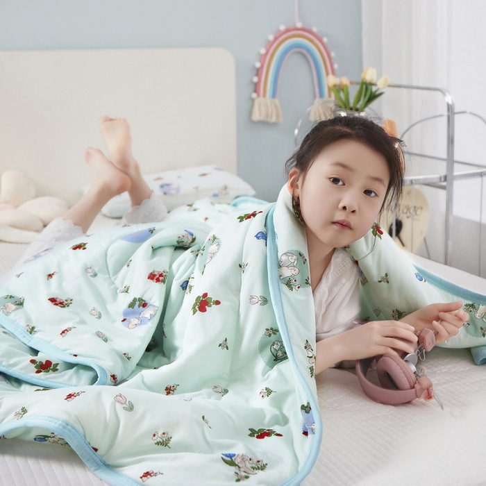 91家纺网 家纺一手货源 找家纺 丝涟家居 2025新款A类卡通小清新双面印花凉感丝夏被 草莓兔