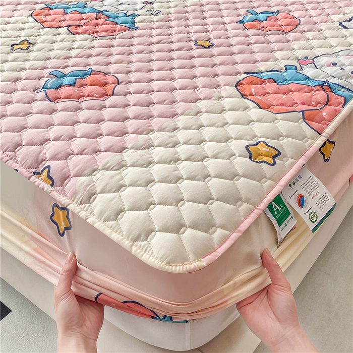 91家纺网 家纺一手货源 找家纺 九亭家纺 2024新款A类全棉抗菌夹棉床笠 全棉-草莓萌兔