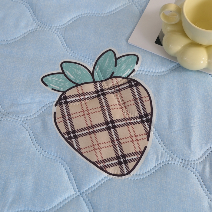 91家纺网 家纺一手货源 找家纺 被多多 2024新款清新印花亲肤绒夏被 莓烦恼-蓝