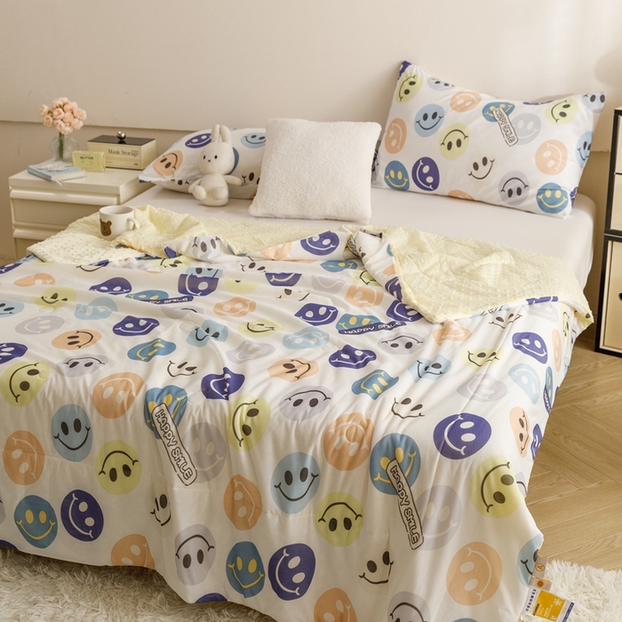 91家纺网 家纺一手货源 找家纺 绒梦里 2024新款小凉皮凉感冰豆豆ins夏被直播爆款夏凉被空调被 快乐笑脸