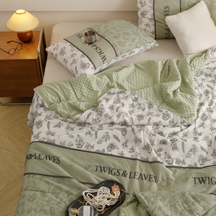 91家纺网 家纺一手货源 找家纺 绒梦里 2024新款小凉皮凉感冰豆豆ins夏被直播爆款夏凉被空调被 绿小香