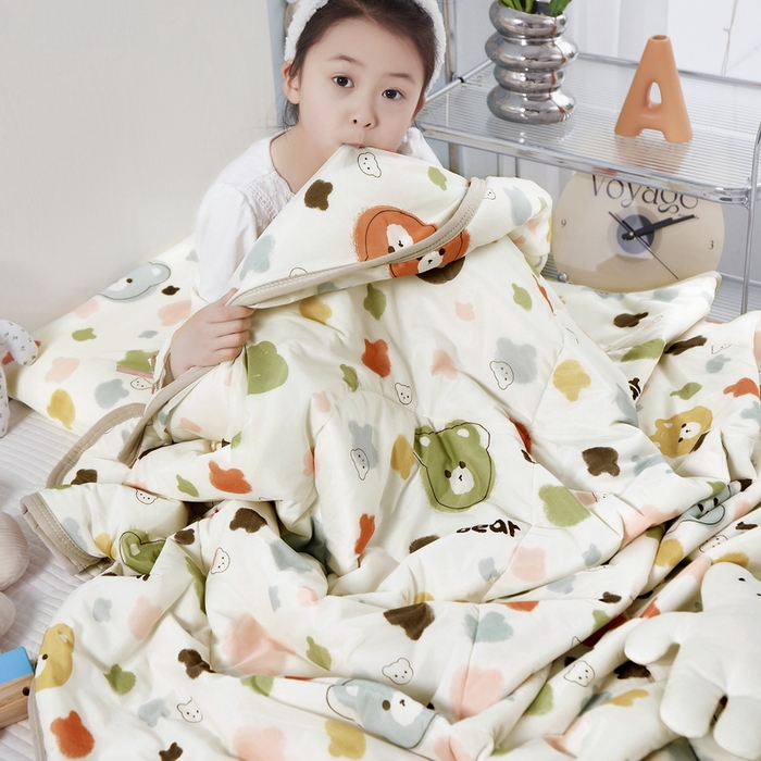 91家纺网 家纺一手货源 找家纺 丝涟家居 2025新款A类卡通小清新双面印花凉感丝夏被 七彩熊