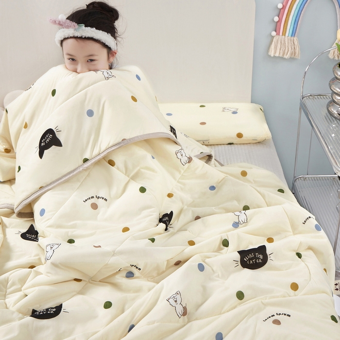 91家纺网 家纺一手货源 找家纺 丝涟家居 2025新款A类卡通小清新双面印花凉感丝夏被 波点猫