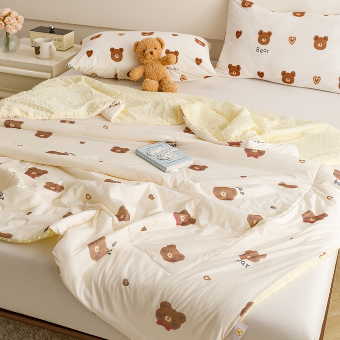 91家纺网 家纺一手货源 找家纺 绒梦里 2024新款小凉皮凉感冰豆豆ins夏被直播爆款夏凉被空调被 爱心熊