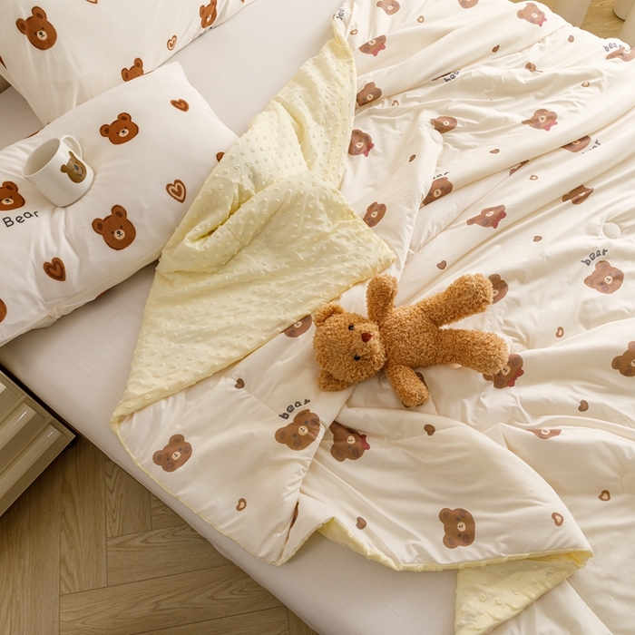 91家纺网 家纺一手货源 找家纺 绒梦里 2024新款小凉皮凉感冰豆豆ins夏被直播爆款夏凉被空调被 爱心熊