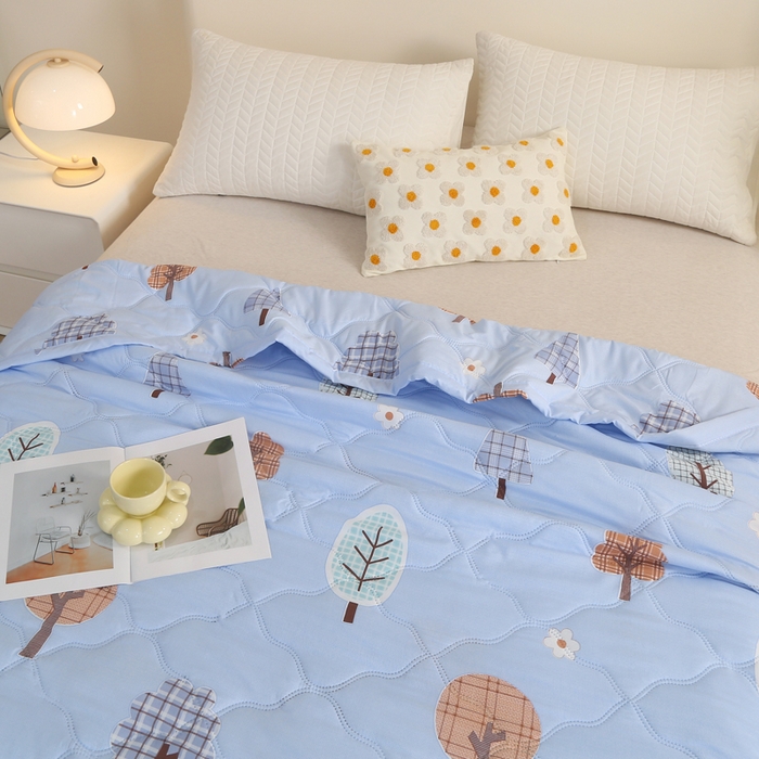 91家纺网 家纺一手货源 找家纺 被多多 2024新款清新印花亲肤绒夏被 小森林-蓝