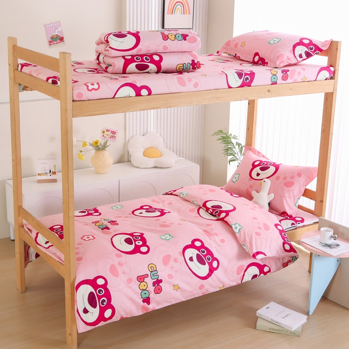 91家纺网 家纺一手货源 找家纺 凯森2024新款斜纹加厚全棉三件套寝室学生床笠上下铺床三件套 草莓熊