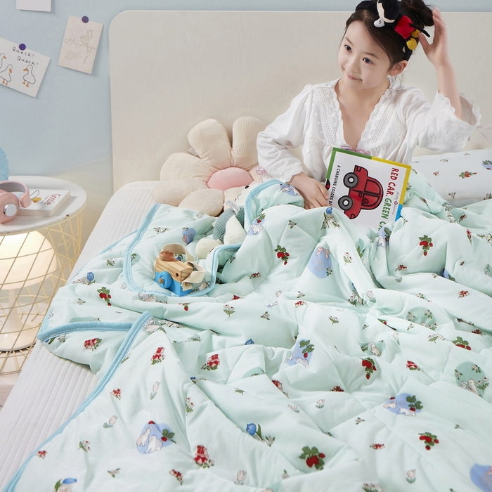 91家纺网 家纺一手货源 找家纺 丝涟家居 2025新款A类卡通小清新双面印花凉感丝夏被 草莓兔