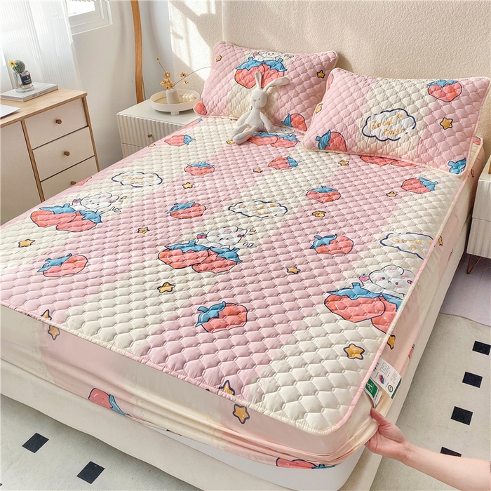 91家纺网 家纺一手货源 找家纺 九亭家纺 2024新款A类全棉抗菌夹棉床笠 全棉-草莓萌兔