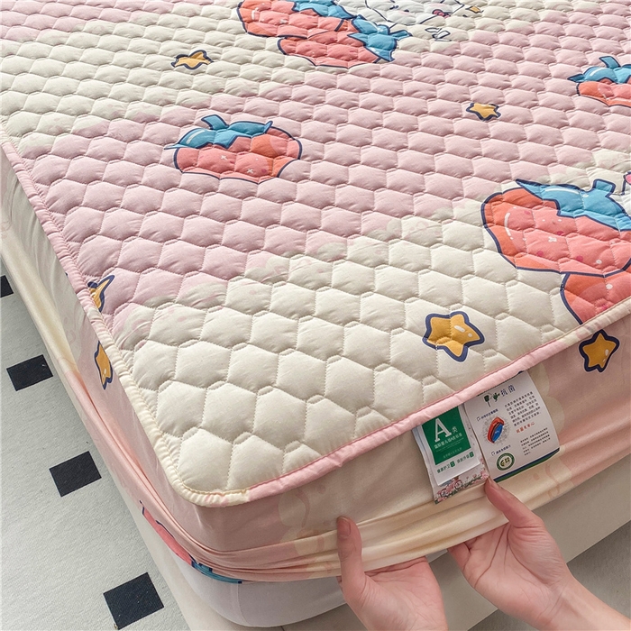 91家纺网 家纺一手货源 找家纺 九亭家纺 2024新款A类全棉抗菌夹棉床笠 全棉-草莓萌兔