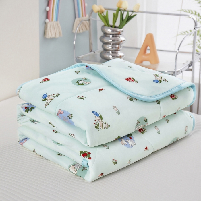 91家纺网 家纺一手货源 找家纺 丝涟家居 2025新款A类卡通小清新双面印花凉感丝夏被 草莓兔