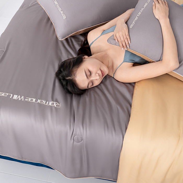 91家纺网 家纺一手货源 找家纺 子由家居 2024新款水洗真丝轻奢绣花夏被四件套 轻奢绣花-英伦灰