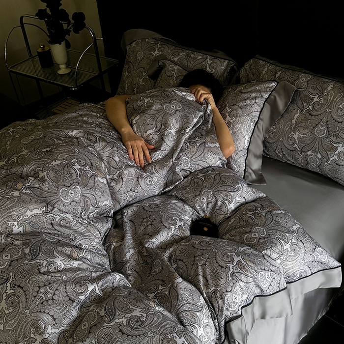 91家纺网 家纺一手货源 找家纺 娇逸家居 2025新款60支兰精天丝数码印花宽边四件套 卡洛琳-灰