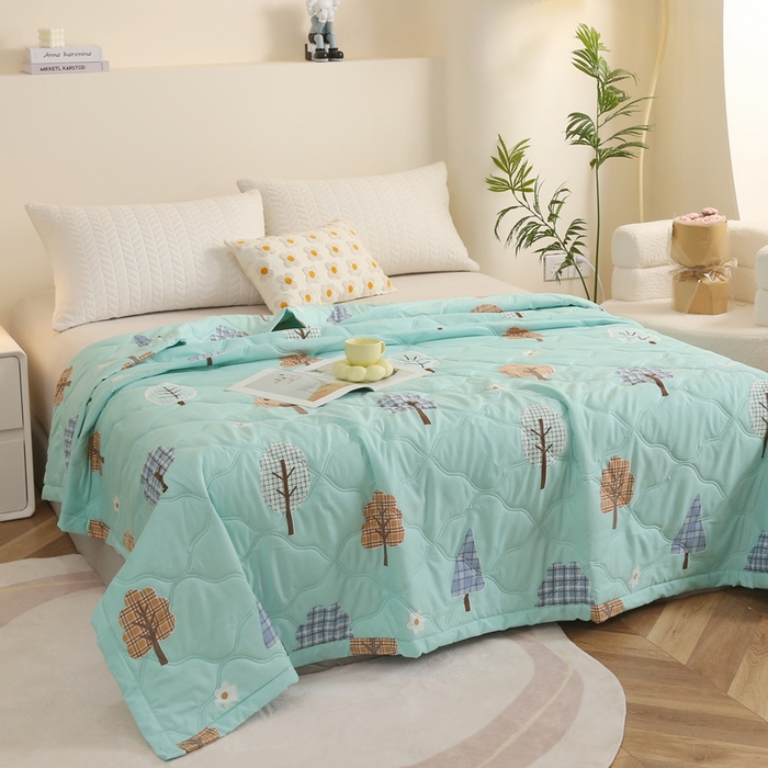 91家纺网 家纺一手货源 找家纺 被多多 2024新款清新印花亲肤绒夏被 小森林-绿