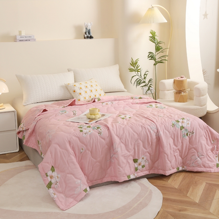 91家纺网 家纺一手货源 找家纺 被多多 2024新款清新印花亲肤绒夏被 秘密花园