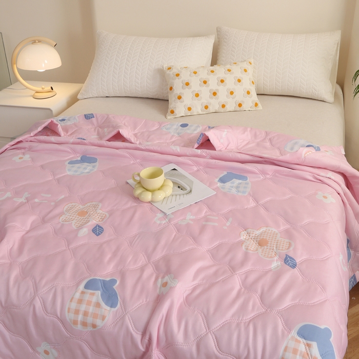 91家纺网 家纺一手货源 找家纺 被多多 2024新款清新印花亲肤绒夏被 甜心草莓