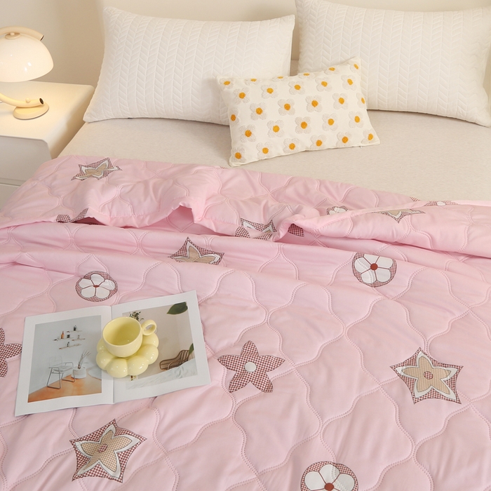 91家纺网 家纺一手货源 找家纺 被多多 2024新款清新印花亲肤绒夏被 星空-粉