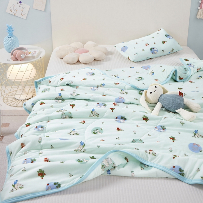 91家纺网 家纺一手货源 找家纺 丝涟家居 2025新款A类卡通小清新双面印花凉感丝夏被 草莓兔