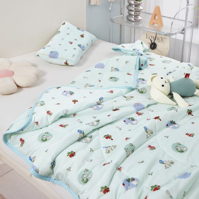 91家纺网 家纺一手货源 找家纺 丝涟家居 2025新款A类卡通小清新双面印花凉感丝夏被 草莓兔