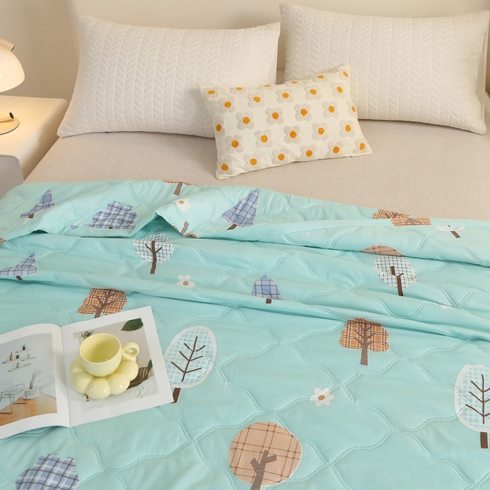 91家纺网 家纺一手货源 找家纺 被多多 2024新款清新印花亲肤绒夏被 小森林-绿