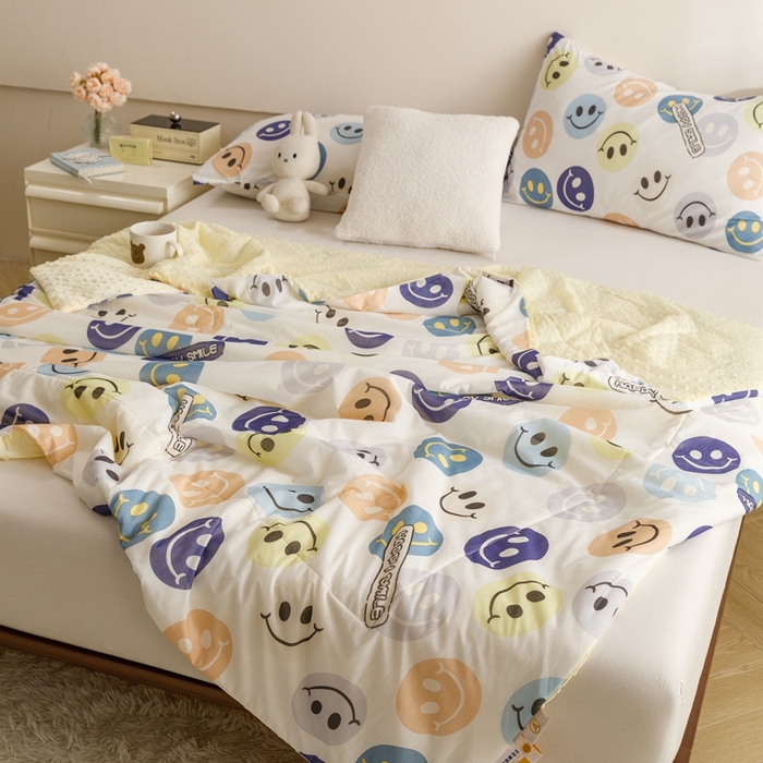 91家纺网 家纺一手货源 找家纺 绒梦里 2024新款小凉皮凉感冰豆豆ins夏被直播爆款夏凉被空调被 快乐笑脸